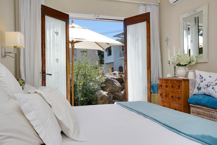 Photo 2 of 31 Camps Bay Drive accommodation in Camps Bay, Cape Town with 4 bedrooms and  bathrooms