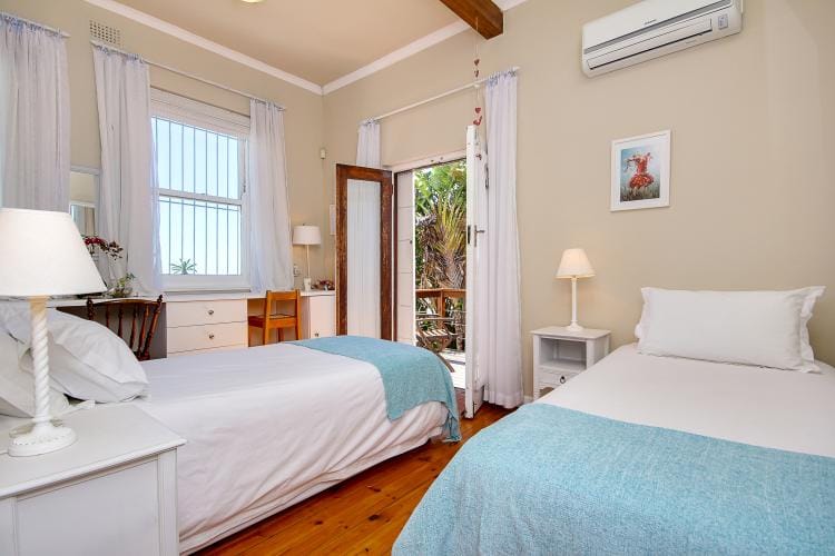 Photo 4 of 31 Camps Bay Drive accommodation in Camps Bay, Cape Town with 4 bedrooms and  bathrooms