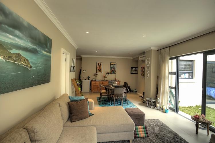 Photo 4 of Burnside 101 accommodation in Tamboerskloof, Cape Town with 2 bedrooms and 2 bathrooms