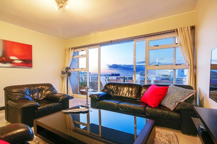Photo 7 of Hillside Heights accommodation in Green Point, Cape Town with 2 bedrooms and 1 bathrooms