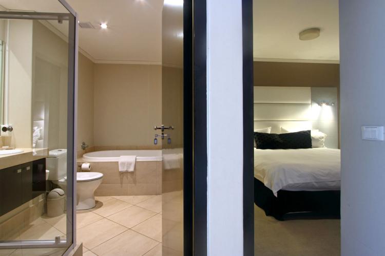 Photo 4 of Icon 812 accommodation in City Centre, Cape Town with 1 bedrooms and 01 02 bathrooms