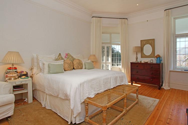 Photo 8 of Queens Road Villa accommodation in Tamboerskloof, Cape Town with 4 bedrooms and 3 bathrooms