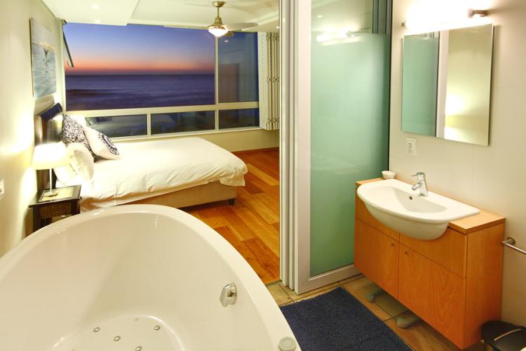 Photo 11 of Seacliffes Breeze accommodation in Bantry Bay, Cape Town with 5 bedrooms and 4 bathrooms
