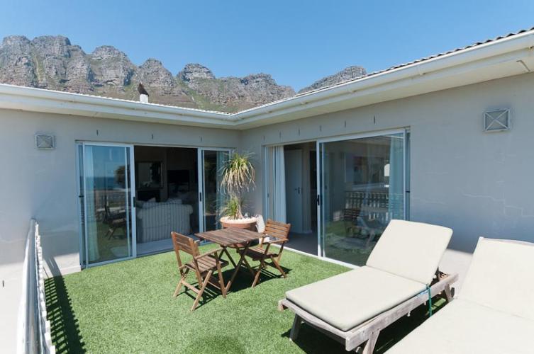 Photo 16 of Bakoven Bungalow accommodation in Bakoven, Cape Town with 4 bedrooms and 4 bathrooms