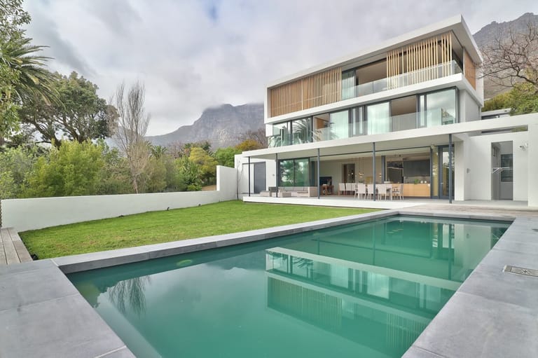 Photo 20 of Villa Glen accommodation in Higgovale, Cape Town with 5 bedrooms and 5 bathrooms