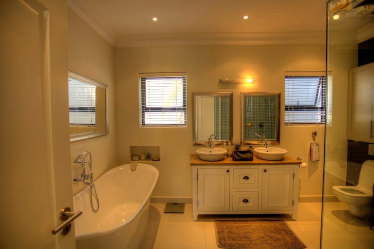 Photo 7 of Upper Claremont Villa accommodation in Claremont, Cape Town with 4 bedrooms and 3 bathrooms