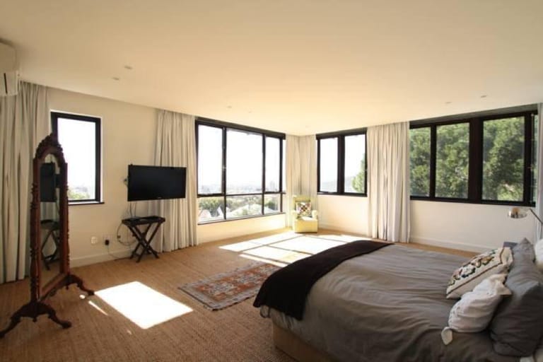 Photo 4 of Wurr House accommodation in Higgovale, Cape Town with 4 bedrooms and 4 bathrooms