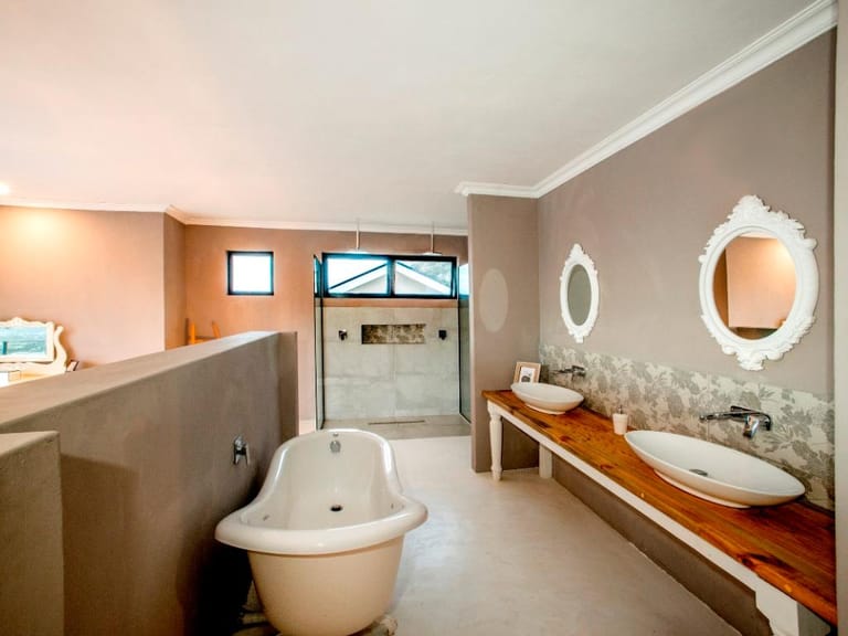 Photo 8 of Mountain Side Mansion accommodation in Tokai, Cape Town with 4 bedrooms and 4 bathrooms