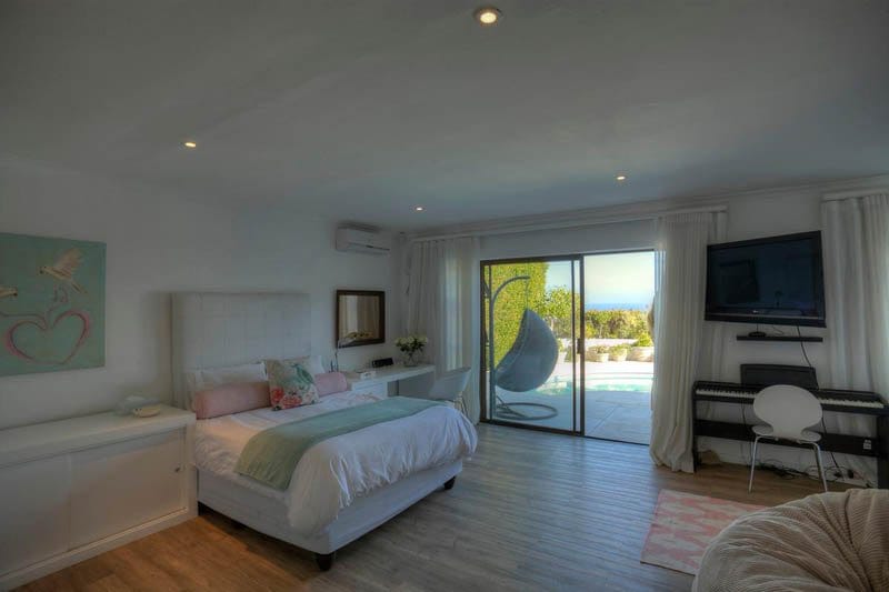 Photo 26 of Borbeaux Villa accommodation in Fresnaye, Cape Town with 4 bedrooms and 4 bathrooms