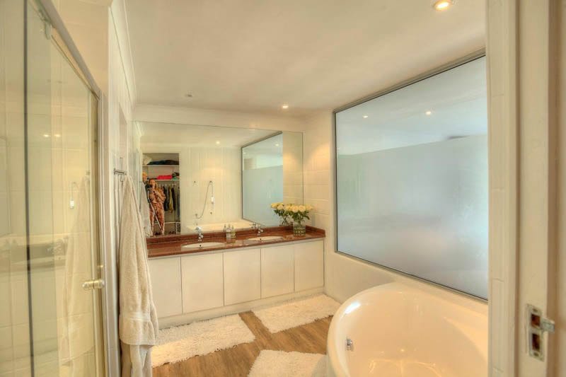 Photo 4 of Borbeaux Villa accommodation in Fresnaye, Cape Town with 4 bedrooms and 4 bathrooms