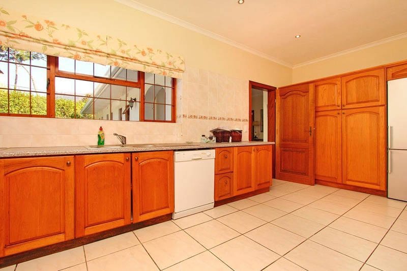 Photo 2 of Constantia Danbury Cross accommodation in Constantia, Cape Town with 4 bedrooms and 3 bathrooms