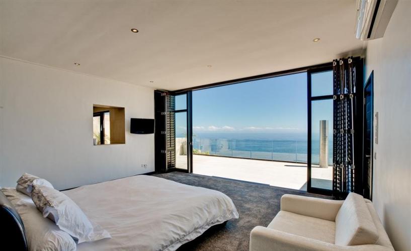 Photo 4 of Kloof Heights accommodation in Bantry Bay, Cape Town with 5 bedrooms and 5 bathrooms