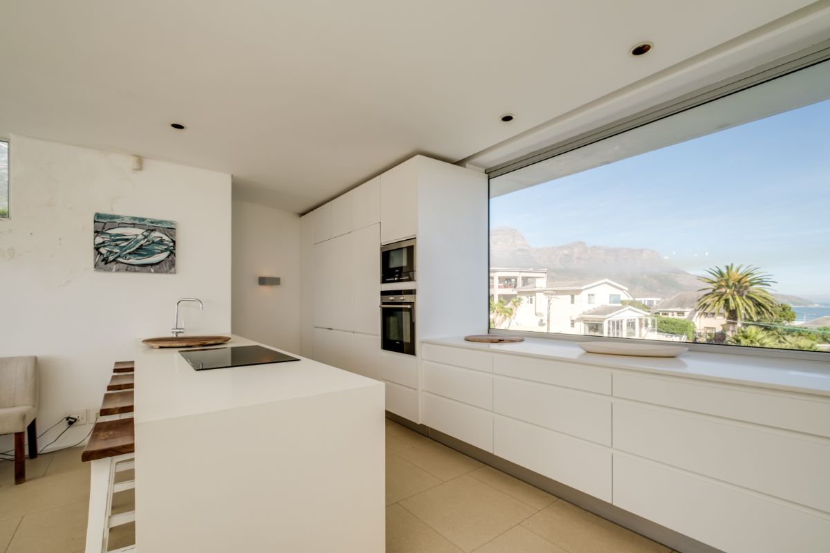 Photo 4 of Silver Tree Views accommodation in Camps Bay, Cape Town with 6 bedrooms and 5 bathrooms