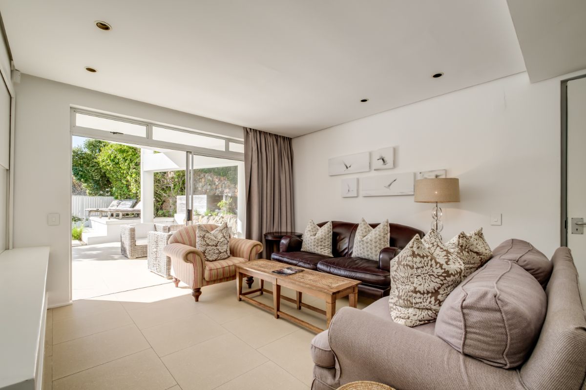 Photo 11 of Silver Tree Views accommodation in Camps Bay, Cape Town with 6 bedrooms and 5 bathrooms