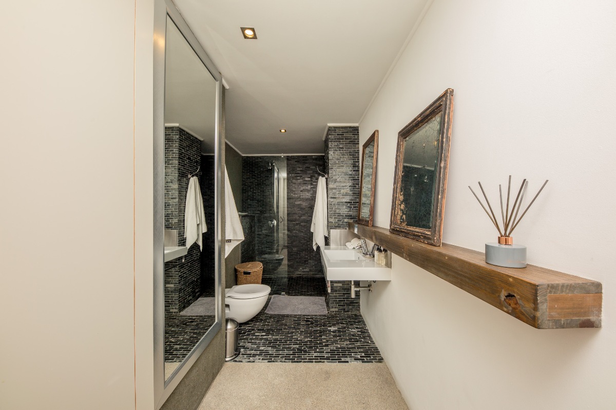Photo 20 of 17 Geneva Lower accommodation in Camps Bay, Cape Town with 1 bedrooms and 1 bathrooms