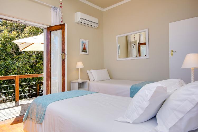 Photo 5 of 31 Camps Bay Drive accommodation in Camps Bay, Cape Town with 4 bedrooms and  bathrooms