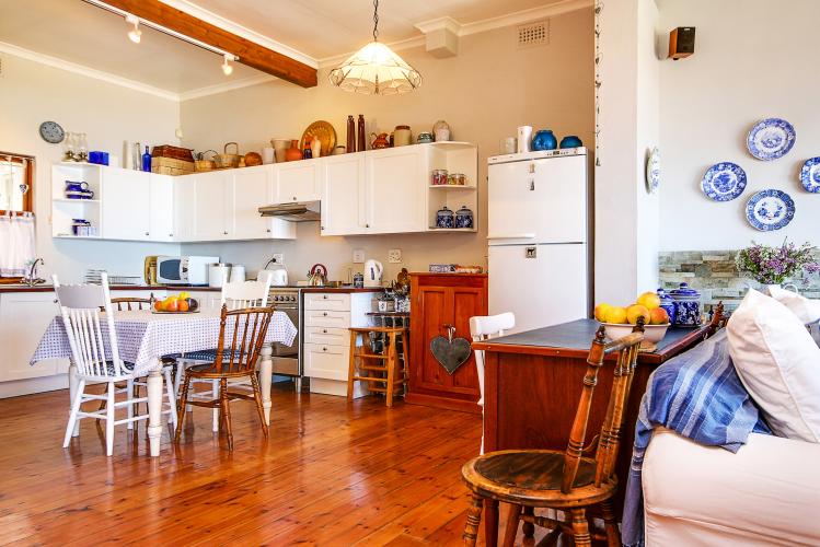 Photo 10 of 31 Camps Bay Drive accommodation in Camps Bay, Cape Town with 4 bedrooms and  bathrooms