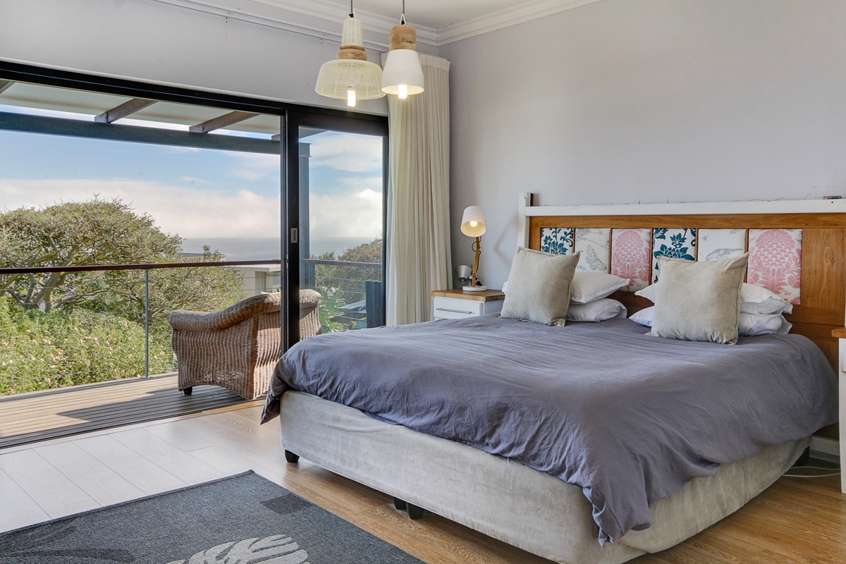 Photo 11 of 32 Hove Villa accommodation in Camps Bay, Cape Town with 3 bedrooms and 2 bathrooms