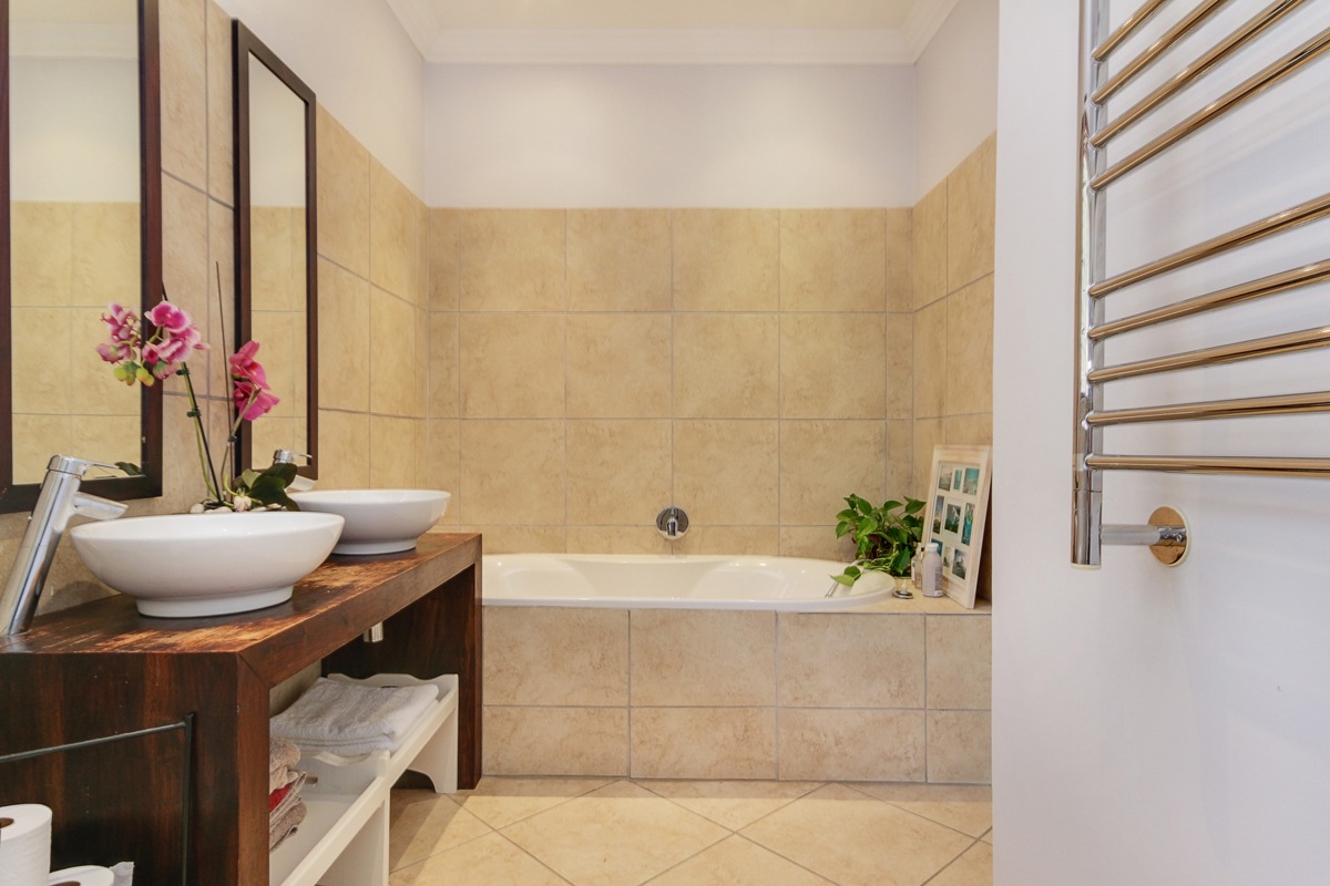 Photo 15 of 32 Hove Villa accommodation in Camps Bay, Cape Town with 3 bedrooms and 2 bathrooms