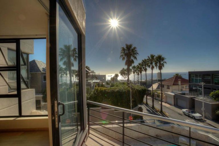 Photo 4 of 321a Ocean View Drive accommodation in Fresnaye, Cape Town with 3 bedrooms and 3 bathrooms