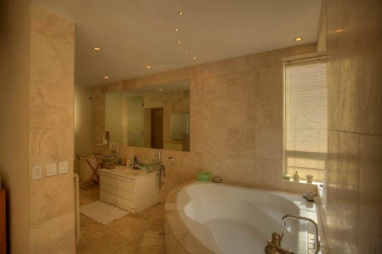 Photo 5 of 321a Ocean View Drive accommodation in Fresnaye, Cape Town with 3 bedrooms and 3 bathrooms