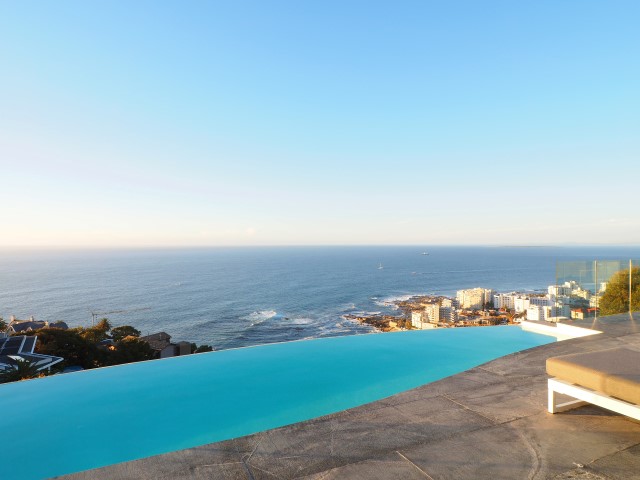 Photo 2 of 50 de Wet Villa accommodation in Bantry Bay, Cape Town with 6 bedrooms and 6.5 bathrooms