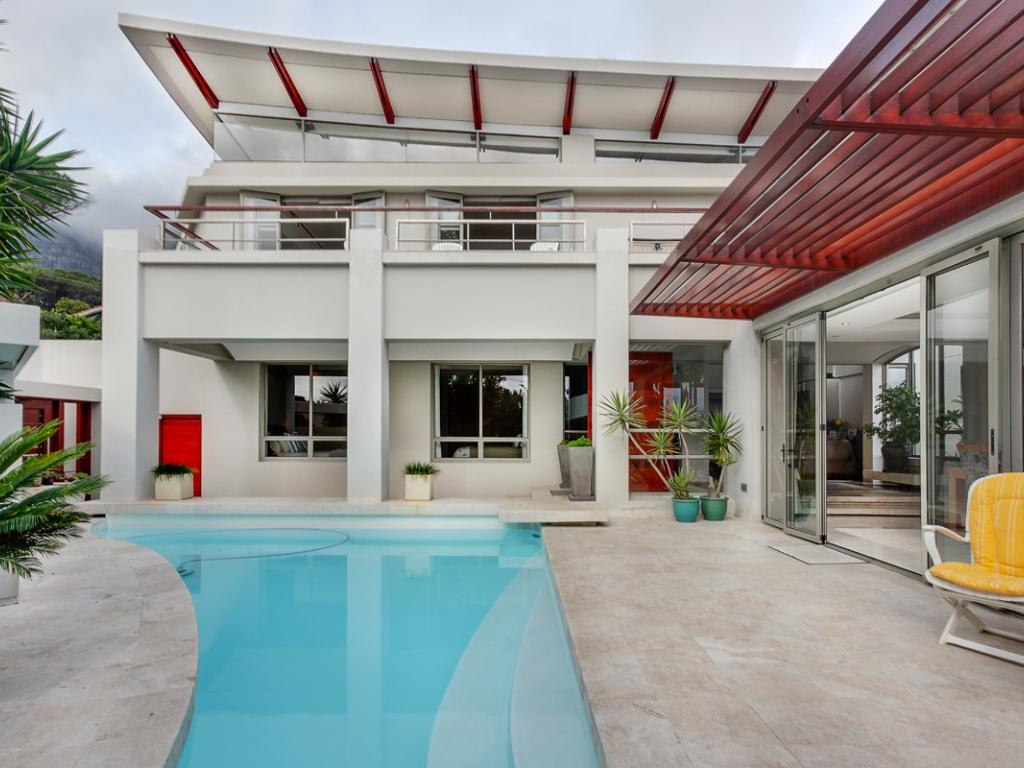 Photo 2 of 7 on 1st Crescent accommodation in Camps Bay, Cape Town with 3 bedrooms and 3 bathrooms