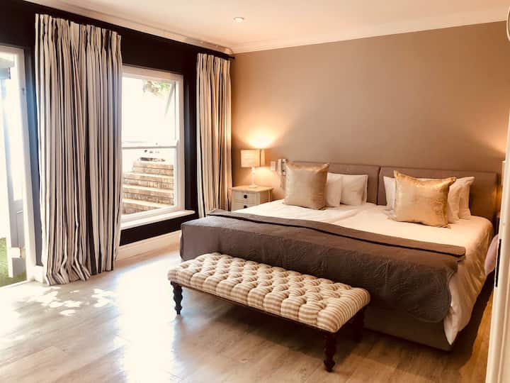 Photo 20 of Constantia Bliss accommodation in Constantia, Cape Town with 6 bedrooms and 4 bathrooms