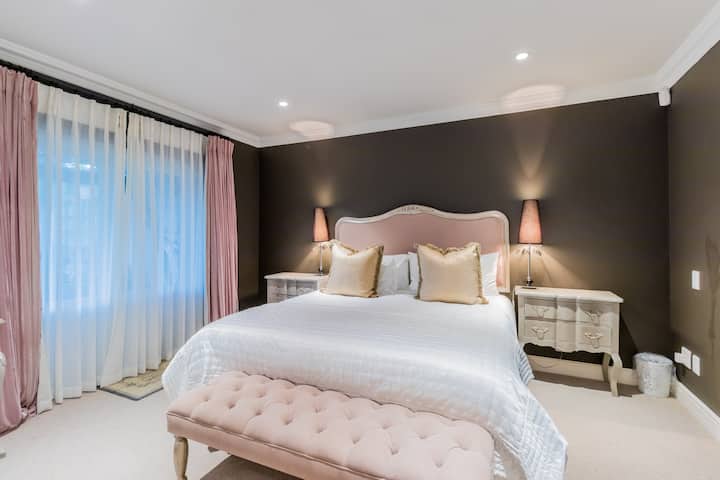Photo 15 of Constantia Bliss accommodation in Constantia, Cape Town with 6 bedrooms and 4 bathrooms