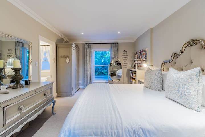 Photo 34 of Constantia Bliss accommodation in Constantia, Cape Town with 6 bedrooms and 4 bathrooms