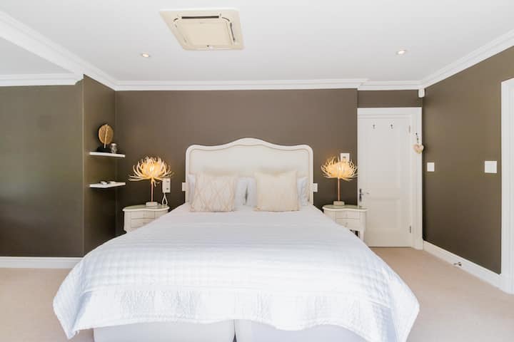 Photo 29 of Constantia Bliss accommodation in Constantia, Cape Town with 6 bedrooms and 4 bathrooms