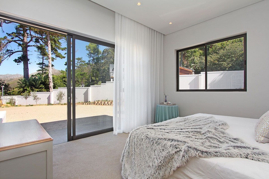 Photo 6 of Villa Steenberg accommodation in Steenberg, Cape Town with 4 bedrooms and 4 bathrooms