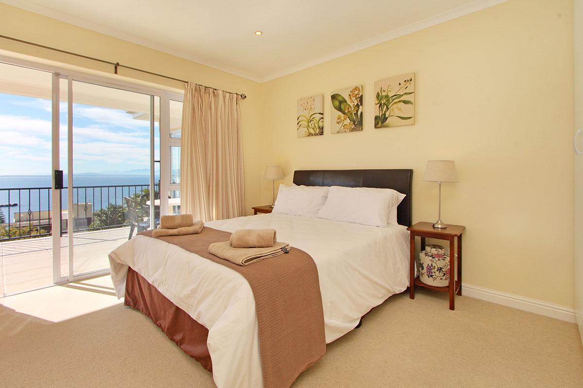 Photo 8 of Ark Rock accommodation in Simons Town, Cape Town with 6 bedrooms and 4 bathrooms