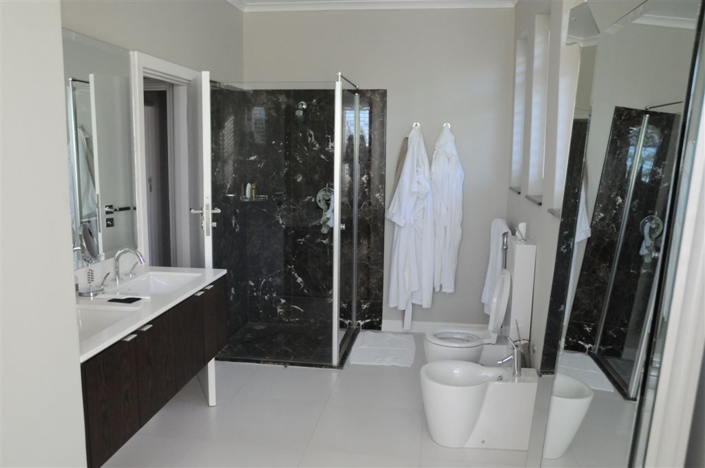 Photo 10 of Atholl Villa accommodation in Camps Bay, Cape Town with 5 bedrooms and 4 bathrooms