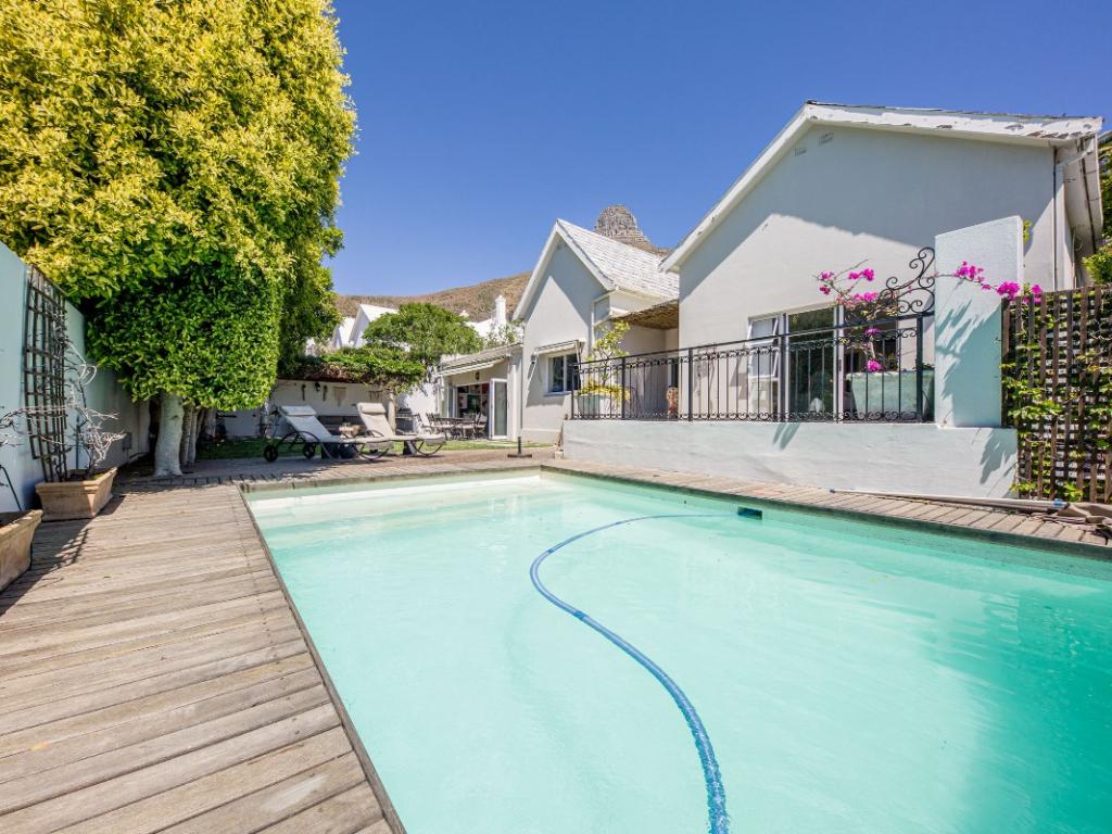 Photo 14 of Ave Des Huguenots accommodation in Fresnaye, Cape Town with 4 bedrooms and 3 bathrooms