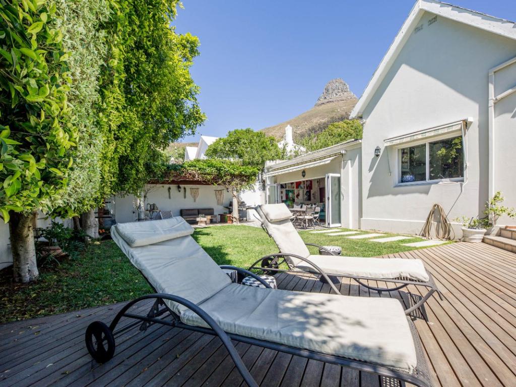 Photo 10 of Ave Des Huguenots accommodation in Fresnaye, Cape Town with 4 bedrooms and 3 bathrooms