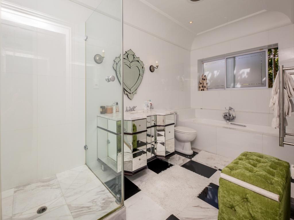 Photo 1 of Ave Des Huguenots accommodation in Fresnaye, Cape Town with 4 bedrooms and 3 bathrooms
