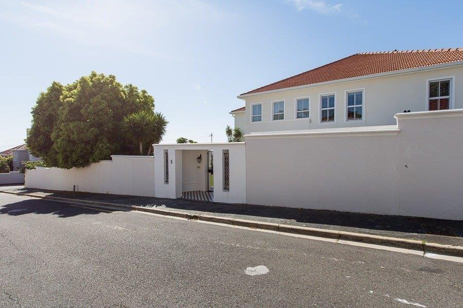 Photo 16 of Avenue Le Hermite accommodation in Fresnaye, Cape Town with 5 bedrooms and 4 bathrooms