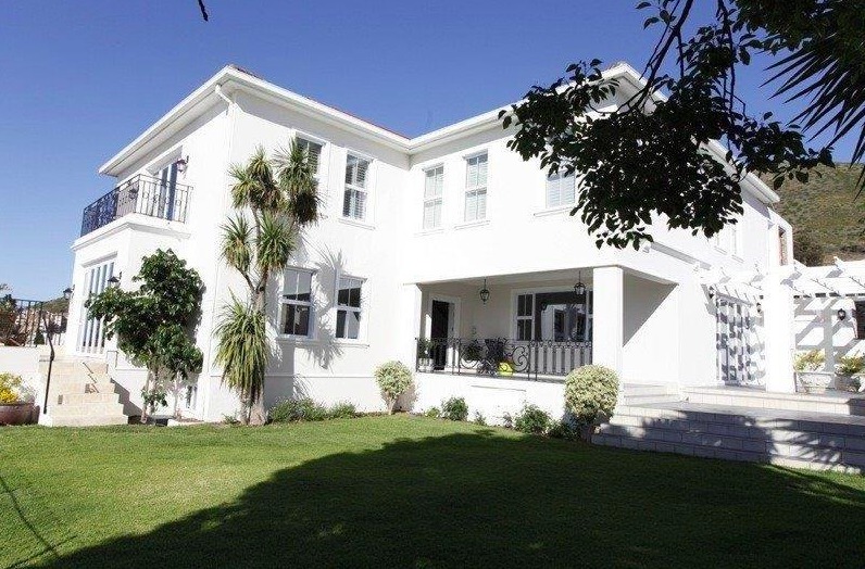 Photo 27 of Avenue Le Hermite accommodation in Fresnaye, Cape Town with 5 bedrooms and 4 bathrooms