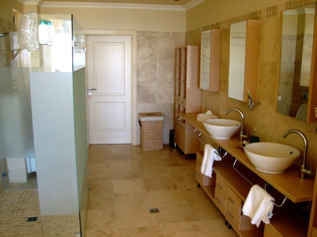 Photo 5 of Azure Blue accommodation in Llandudno, Cape Town with 5 bedrooms and 4 bathrooms