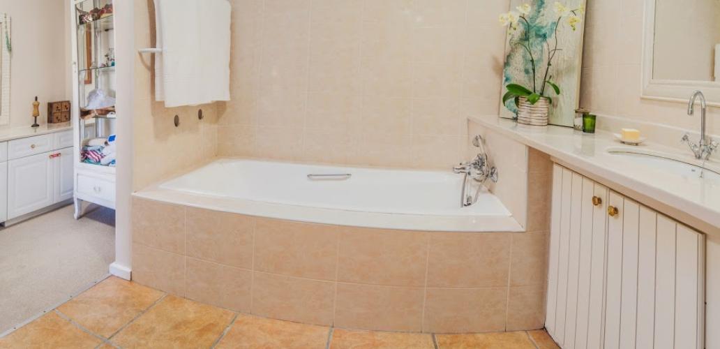 Photo 11 of Bakoven Bungalow accommodation in Bakoven, Cape Town with 3 bedrooms and 2 bathrooms