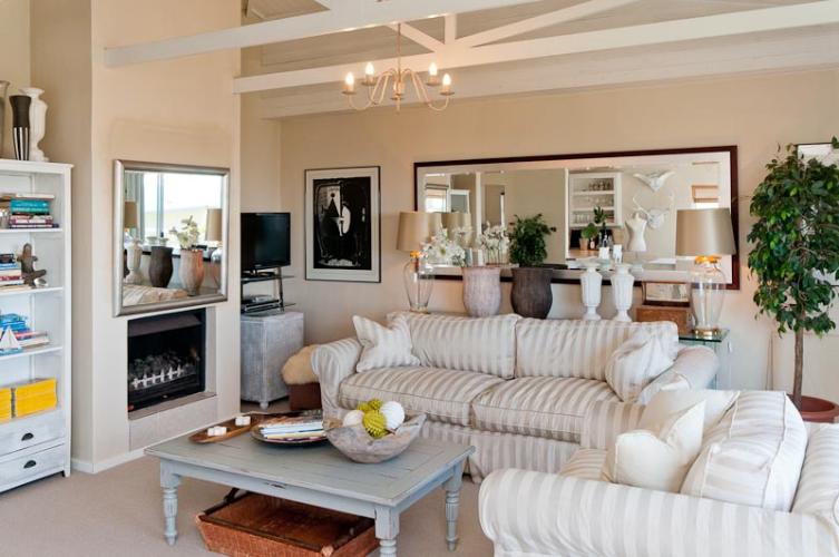 Photo 9 of Bakoven Bungalow accommodation in Bakoven, Cape Town with 4 bedrooms and 4 bathrooms