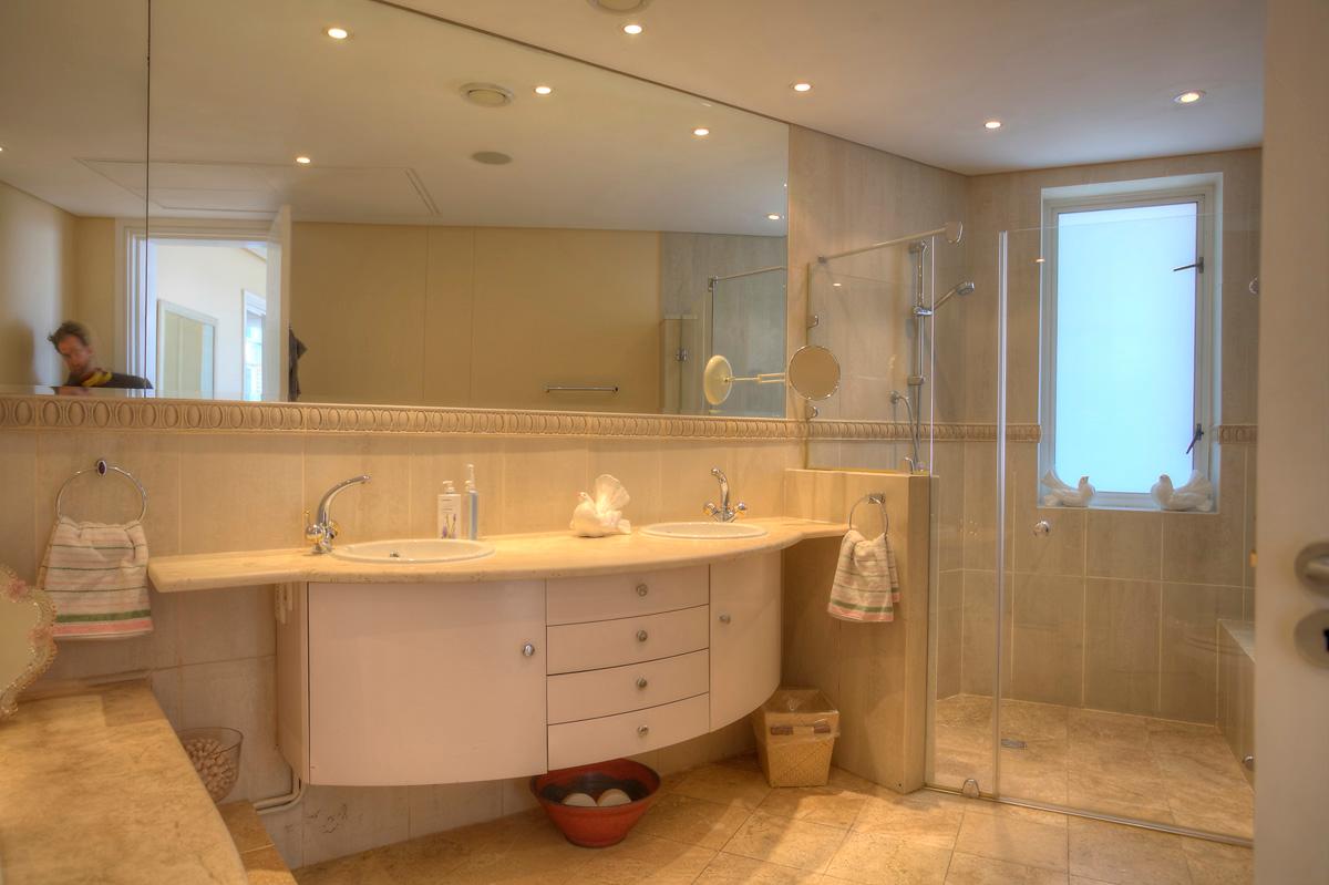 Photo 10 of Bannockburn Penthouse accommodation in V&A Waterfront, Cape Town with 3 bedrooms and 2.5 bathrooms