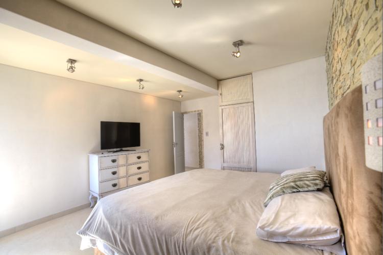 Photo 12 of Bantry on Rocks accommodation in Bantry Bay, Cape Town with 1 bedrooms and 1.5 bathrooms