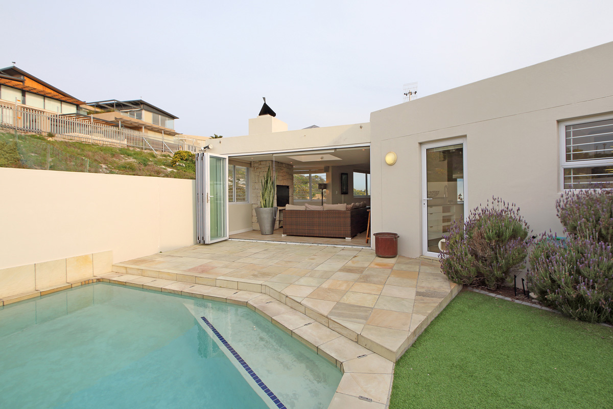 Photo 11 of Bayview 40 accommodation in Bloubergstrand, Cape Town with 4 bedrooms and 3 bathrooms