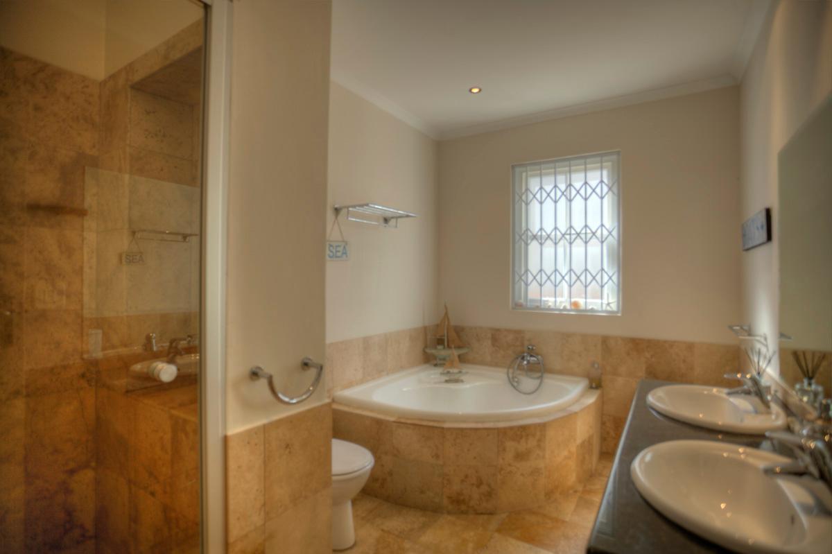 Photo 2 of Berkley 7E accommodation in Camps Bay, Cape Town with 3 bedrooms and 2 bathrooms