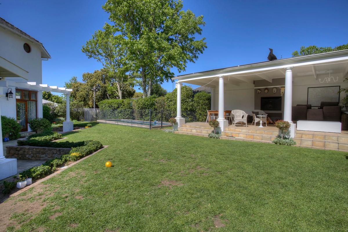 Photo 3 of Bishopscourt Manor accommodation in Bishopscourt, Cape Town with 4 bedrooms and 3 bathrooms