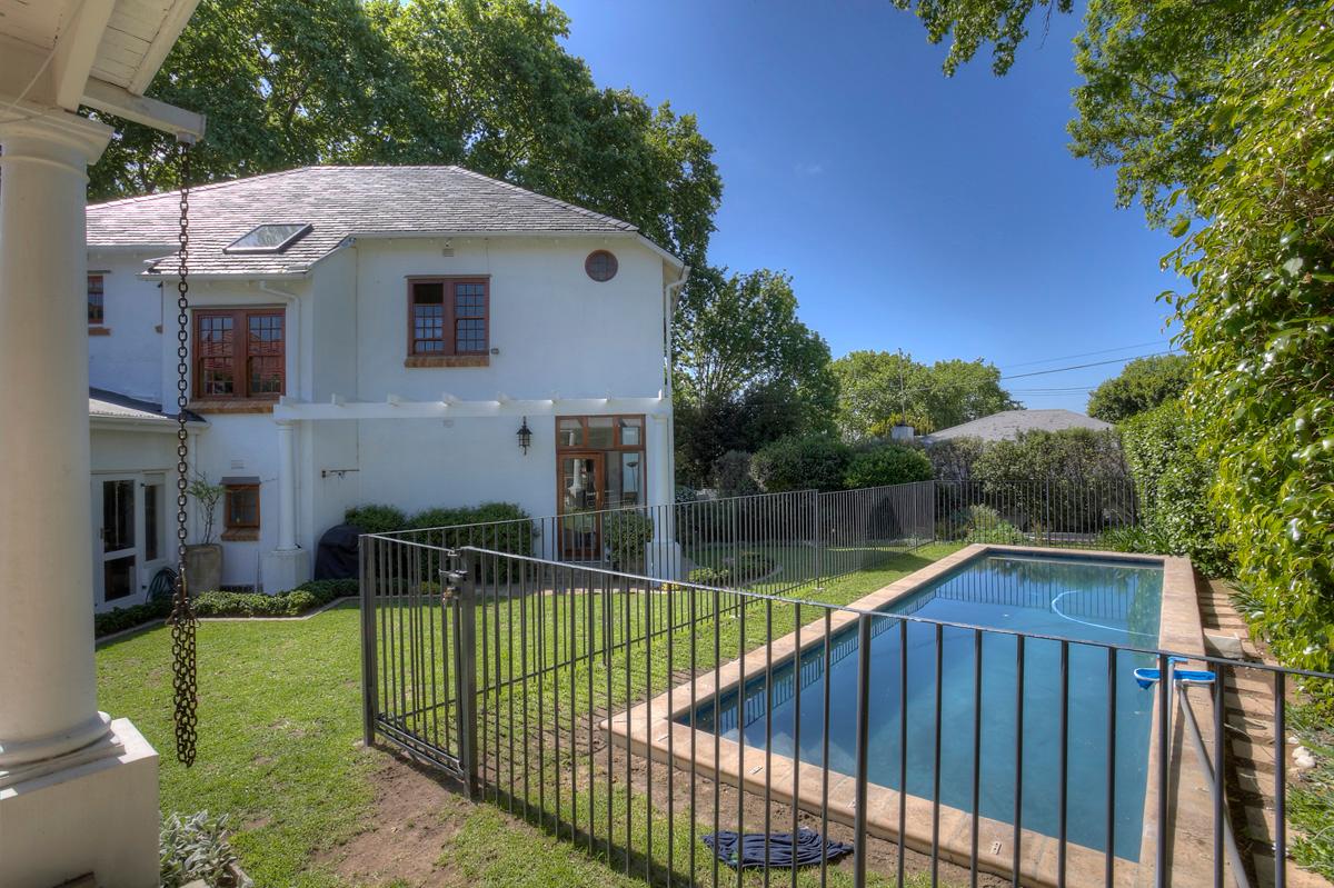 Photo 6 of Bishopscourt Manor accommodation in Bishopscourt, Cape Town with 4 bedrooms and 3 bathrooms