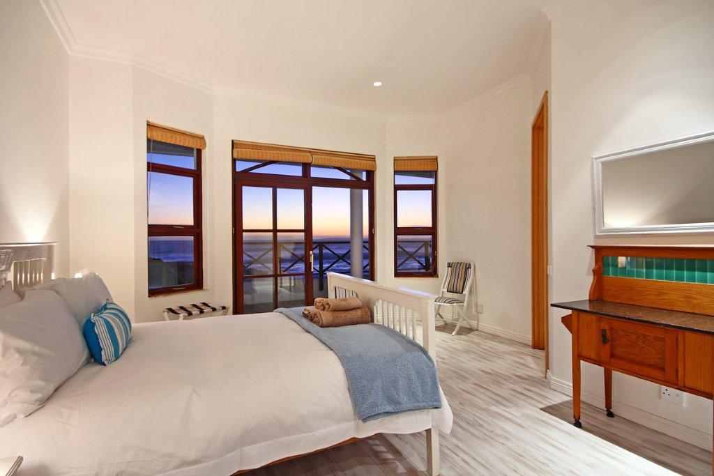 Photo 5 of Blouberg Belloy Villa accommodation in Bloubergstrand, Cape Town with 5 bedrooms and  bathrooms
