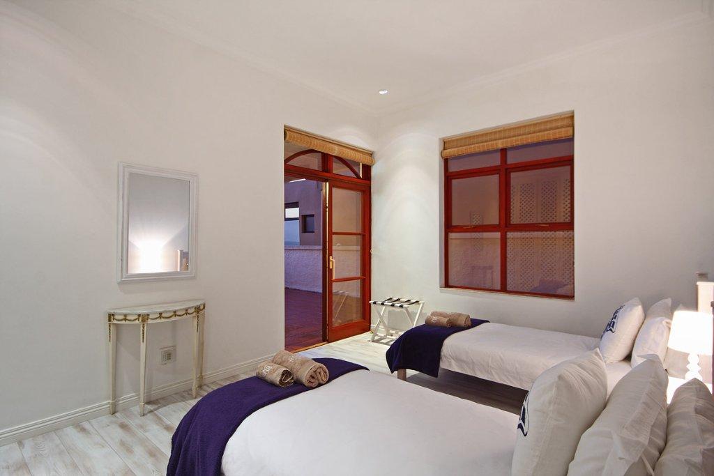Photo 6 of Blouberg Belloy Villa accommodation in Bloubergstrand, Cape Town with 5 bedrooms and  bathrooms